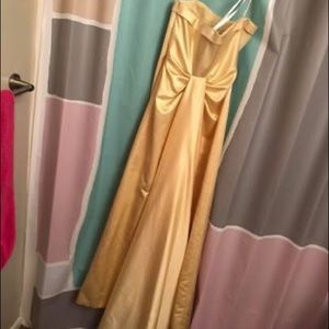 Like new dress- worn once size 4